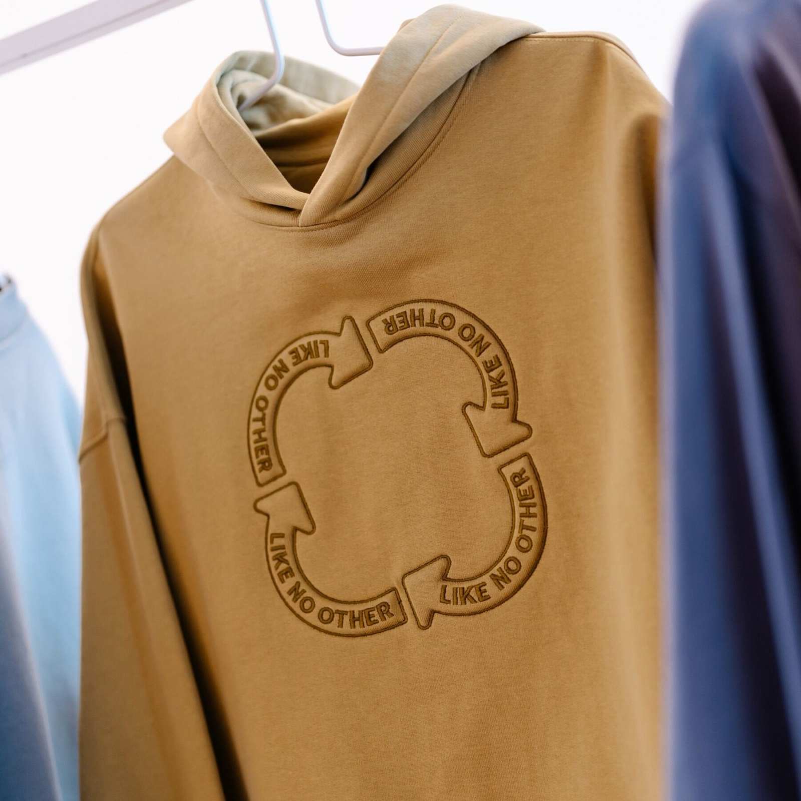 Hoodie mit eingesticktem „Like no other“-Kreis aus der AW26-Kampagne von Stanley/Stella