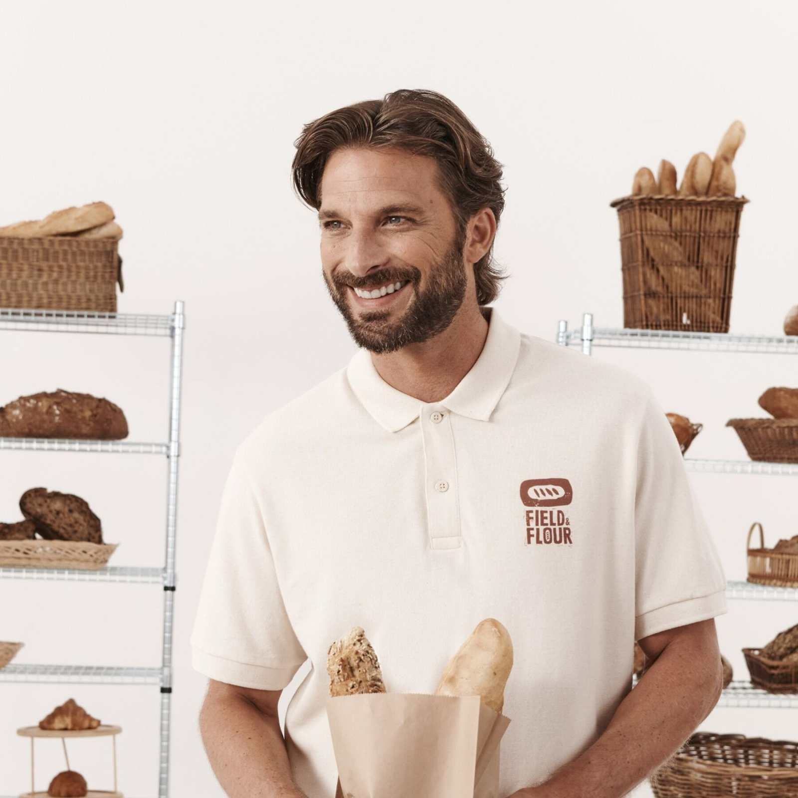 Poloshirt mit aufgesticktem Firmenlogo in einer Bäckerei